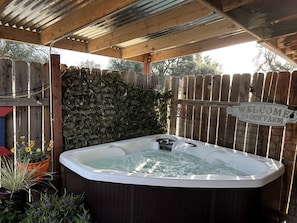 A hot tub under a wooden pergola with a 'Welcome to our farm' sign. - Charming Warner Springs Accommodation Ideal for a Romantic Getaway in California (Warner Springs)
