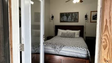 1 bedroom, desk, iron/ironing board, WiFi