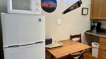 Geladeira, micro-ondas, cooktop, cafeteira/chaleira