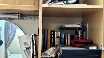 1 dormitorio, escritorio, tabla de planchar con plancha y wifi