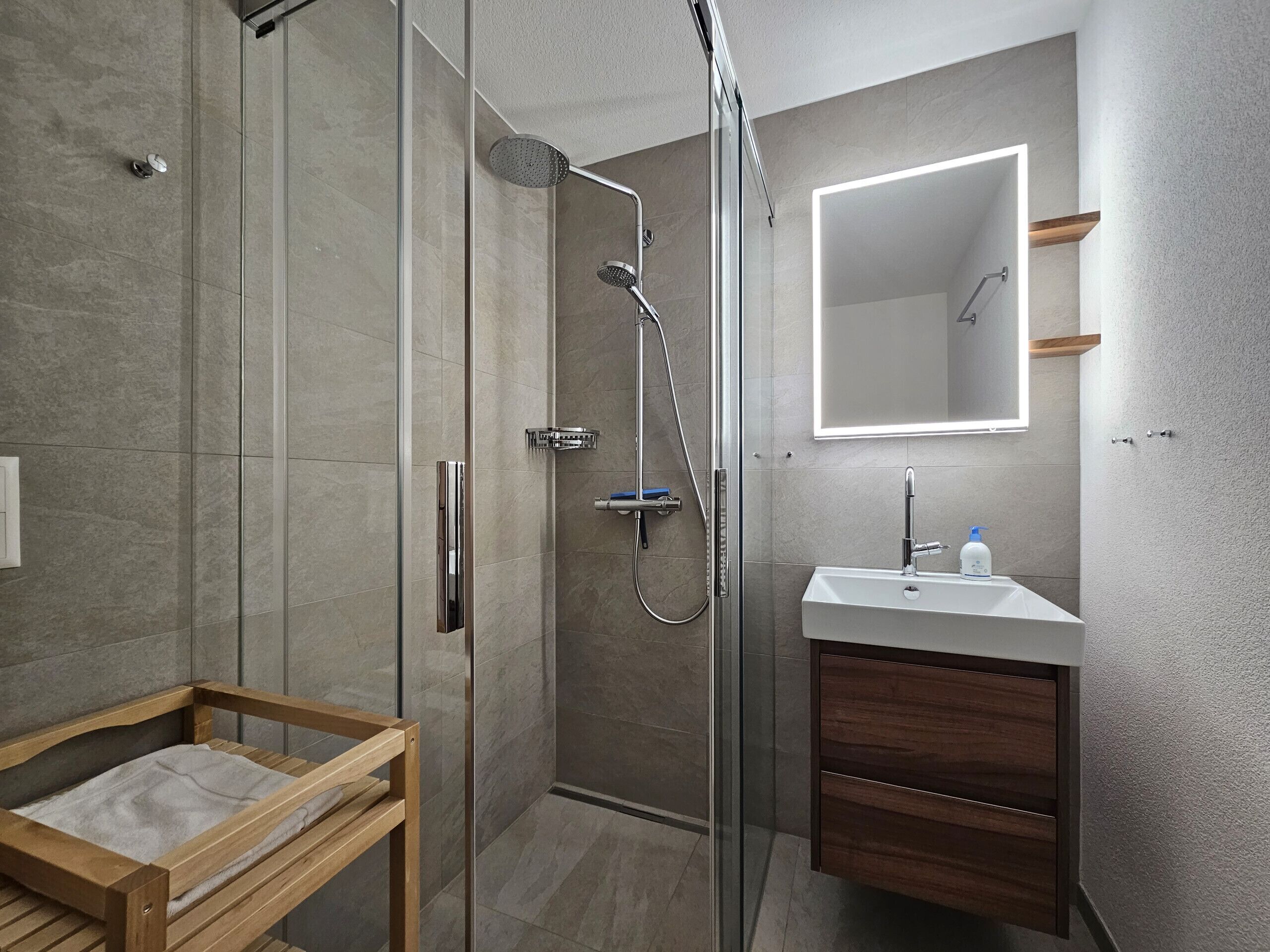 تجهيزات دش، مجففات شعر، مناشف