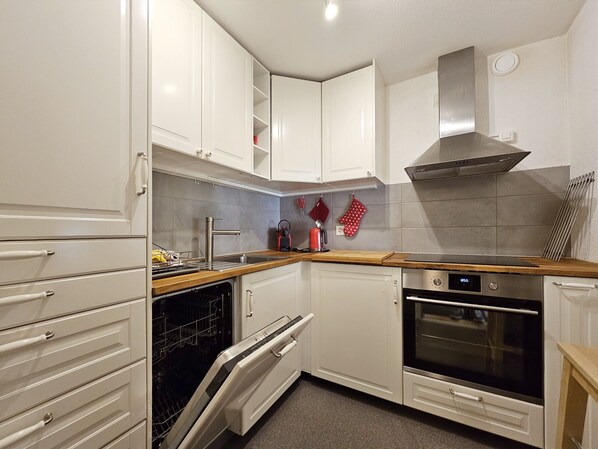 Fridge, oven, dishwasher, coffee/tea maker