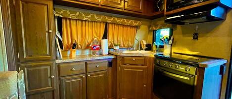 Réfrigérateur, surface de cuisson, cafetiÚre-théiÚre