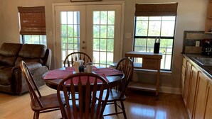 Dining - Hill Country Hideout - Pipe Creek, Texas (Pipe Creek)