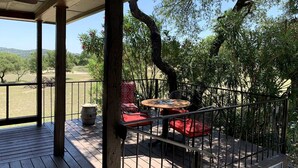Outdoor dining - Hill Country Hideout - Pipe Creek, Texas (Pipe Creek)