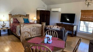 Room - Hill Country Hideout - Pipe Creek, Texas (Pipe Creek)