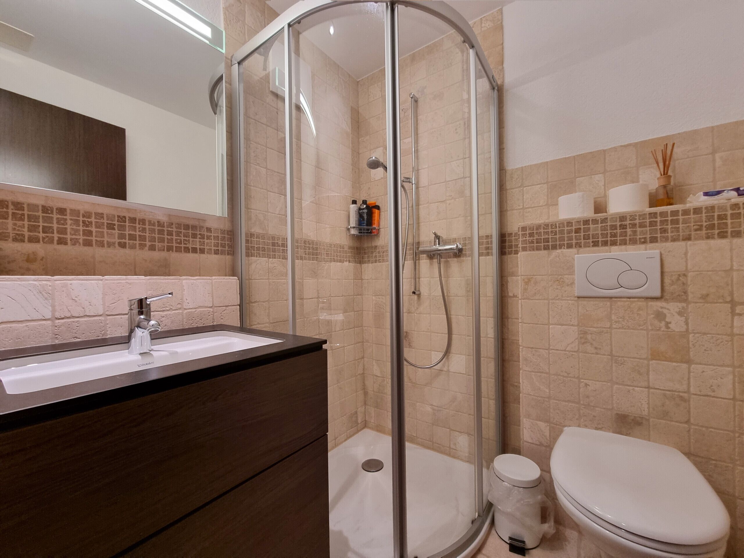 Regadera, secadora de cabello, toallas 