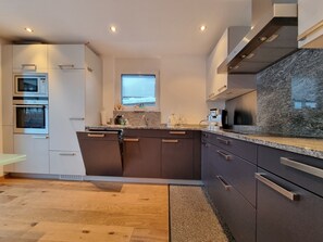 Fridge, oven, dishwasher, coffee/tea maker - Modern flat in the Mountain Village Residence with terrace (Saas-Fee)