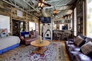 TV, fireplace - Impressive Tree House near the Guadalupe River in New Braunfels, Texas (New Braunfels)