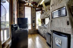 Fridge, microwave, oven, stovetop - Impressive Tree House near the Guadalupe River in New Braunfels, Texas (New Braunfels)
