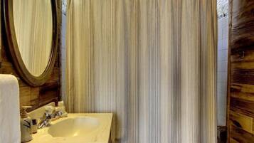 Baignoire à jets, serviettes fournies, savon, shampoing