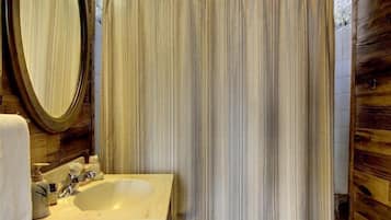 Jetted tub, free toiletries, hair dryer, towels