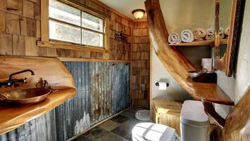 Serviettes fournies, savon, shampoing, papier toilette