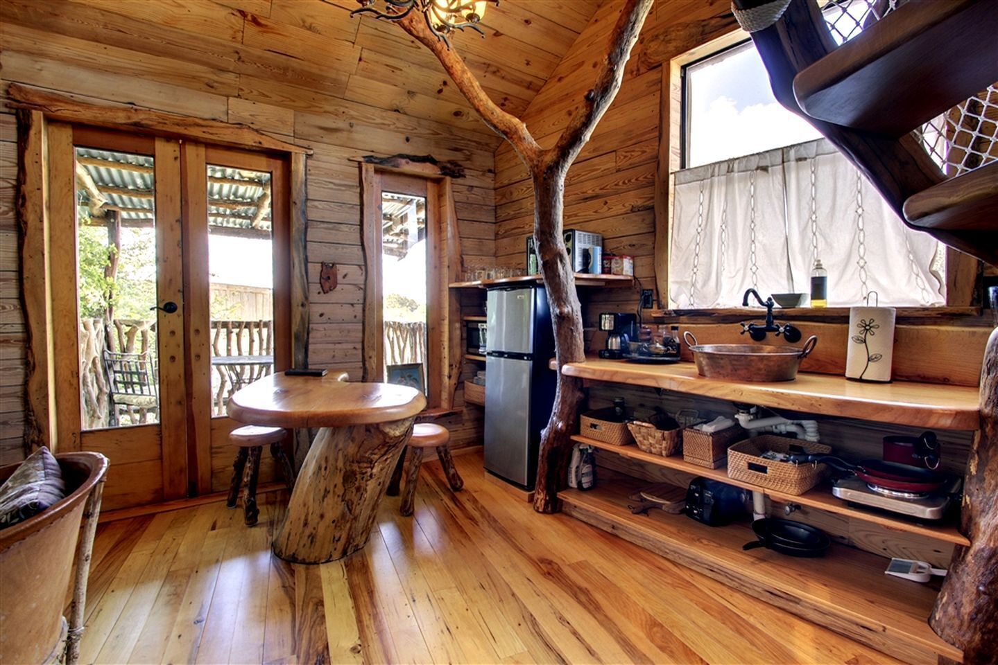 Réfrigérateur, micro-ondes, cafetière/bouilloire, grille-pain