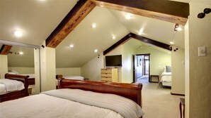 5 bedrooms, desk, WiFi, bed sheets - Luxury Rental with a Swimming Pool Perfect for Large Groups near Gruene, Texas (New Braunfels)