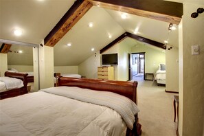 5 bedrooms, desk, WiFi, bed sheets - Luxury Rental with a Swimming Pool Perfect for Large Groups near Gruene, Texas (New Braunfels)
