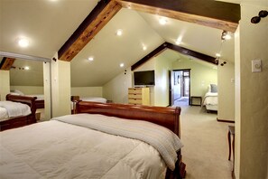 5 bedrooms, desk, WiFi, bed sheets