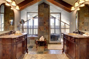 Tina de hidromasaje, toallas, jabón, shampoo 