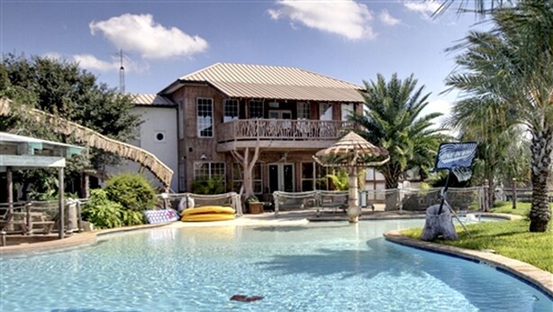 Pool - Luxury Rental with a Swimming Pool Perfect for Large Groups near Gruene, Texas (New Braunfels)
