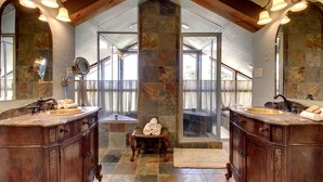 Towels, soap, shampoo, toilet paper - Luxury Rental with a Swimming Pool Perfect for Large Groups near Gruene, Texas (New Braunfels)