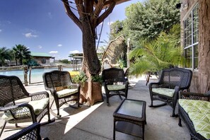 Terrace/patio - Luxury Rental with a Swimming Pool Perfect for Large Groups near Gruene, Texas (New Braunfels)