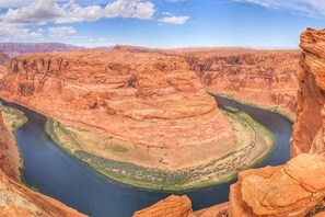 Un paisaje de cañón con un río serpenteando a través de él.