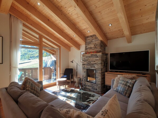 TV, fireplace - Attic flat directly on the ski piste in Haus Aramis (Saas-Fee)