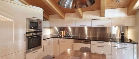 Réfrigérateur, four, lave-vaisselle, cafetière/bouilloire