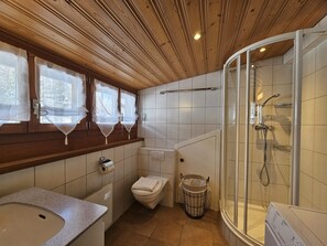 Suihku, hiustenkuivaaja, pyyhkeet