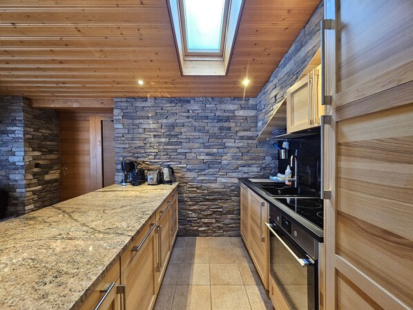 Fridge, oven, dishwasher, coffee/tea maker