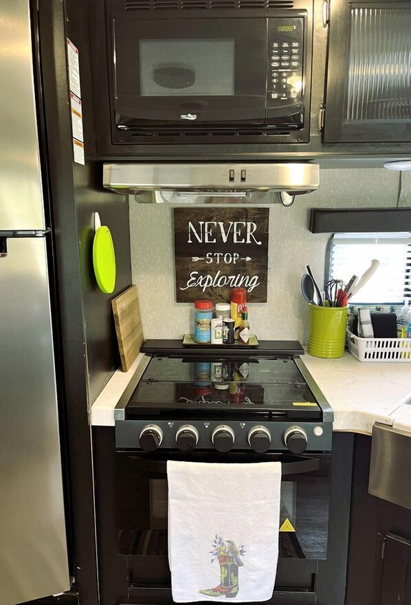 Fridge, oven, stovetop, coffee/tea maker