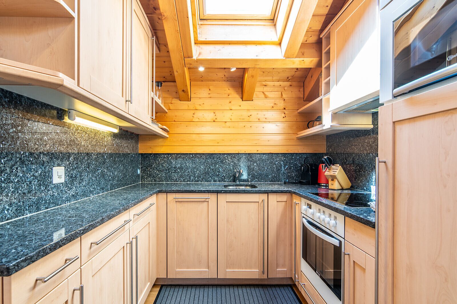 Kühlschrank, Ofen, Geschirrspüler, Wasserkocher mit Kaffee-/Teezubehör