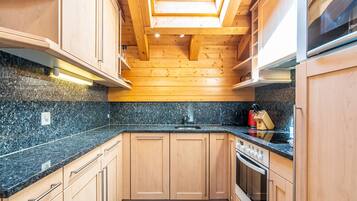 Fridge, oven, dishwasher, coffee/tea maker