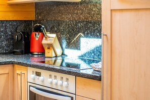 Fridge, oven, dishwasher, coffee/tea maker