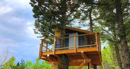 Off-Grid yet Modern Tree House in the Sangre de Cristo Mountains, Colorado