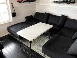 Chimenea, reproductor de DVD y videoteca 