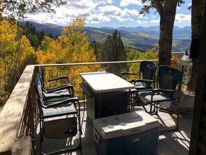 Outdoor dining - Off-Grid yet Modern Tree House in the Sangre de Cristo Mountains, Colorado (Fort Garland)