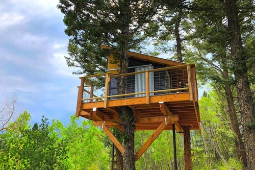 Off-Grid yet Modern Tree House in the Sangre de Cristo Mountains, Colorado