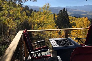 Outdoor spa tub - Off-Grid yet Modern Tree House in the Sangre de Cristo Mountains, Colorado (Fort Garland)