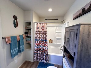 Jetted tub, hair dryer, towels