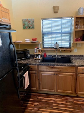 Coffee/tea maker, fridge, oven, stovetop
