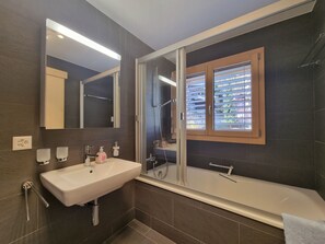 Douche, séchoir à cheveux, serviettes fournies