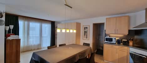 Réfrigérateur, un four, lave-vaisselle, cafetiÚre-théiÚre