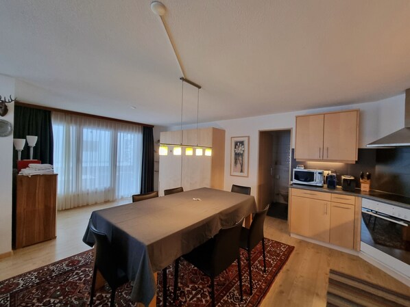 Fridge, oven, dishwasher, coffee/tea maker