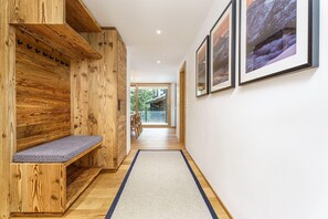 المنشأة من الداخل