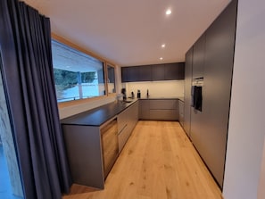 Fridge, oven, dishwasher, coffee/tea maker