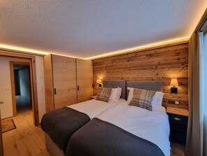 4 عدّة غرف نوم وواي فاي مجانًا وملاءات أسرّة