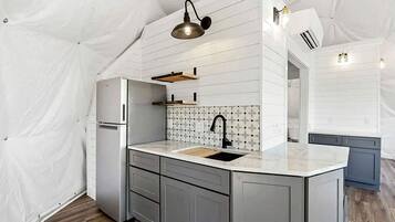 Réfrigérateur, cafetiÚre/bouilloire