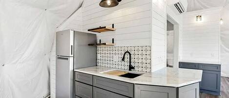 Kühlschrank, Wasserkocher mit Kaffee-/Teezubehör