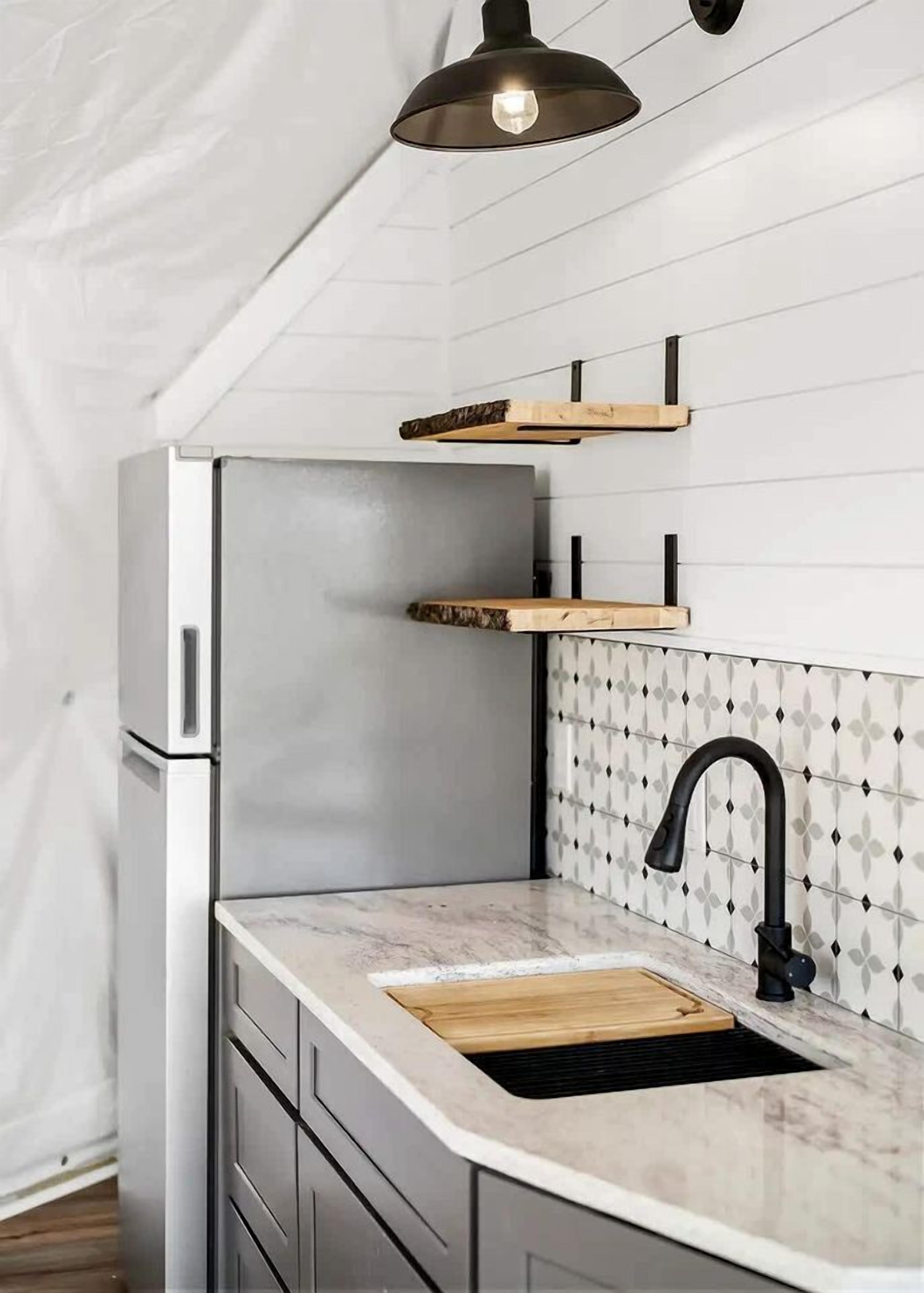 Kühlschrank, Wasserkocher mit Kaffee-/Teezubehör